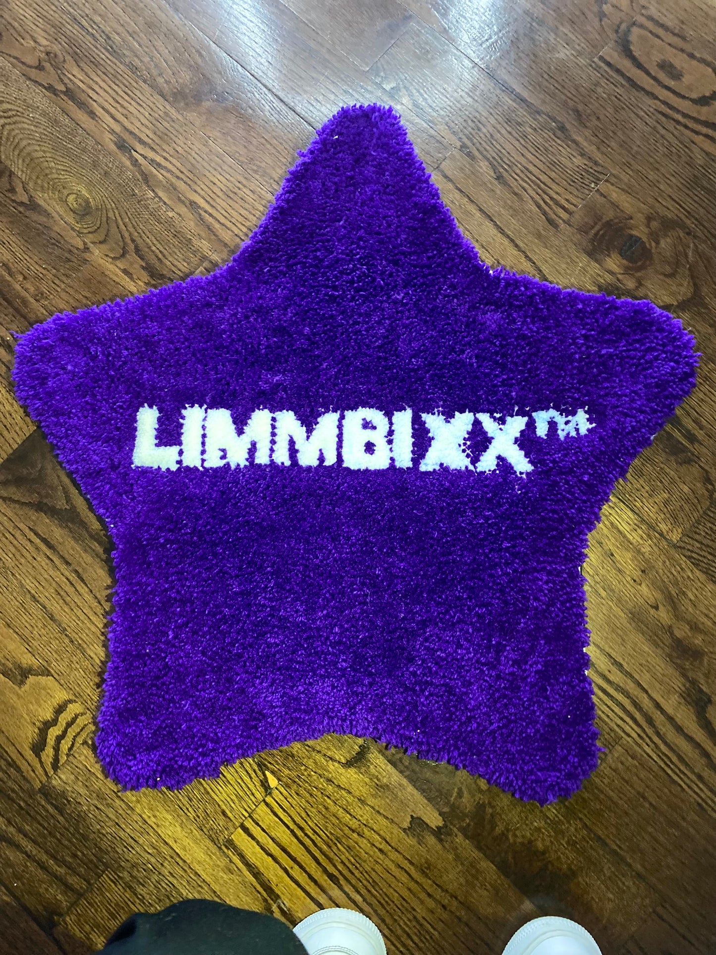 ROCKSTARRUGGY™ LIMMBIXX™ Star-Shaped Tufted Rug – Purple & White